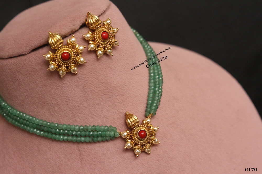 Antique pendant set with emerald beads choker