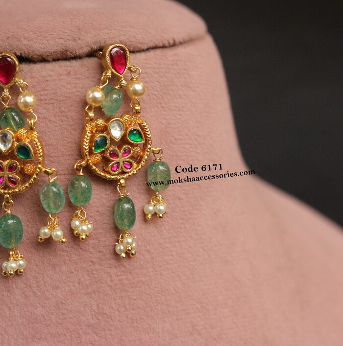 Jadaukundan earrings with emerald beads