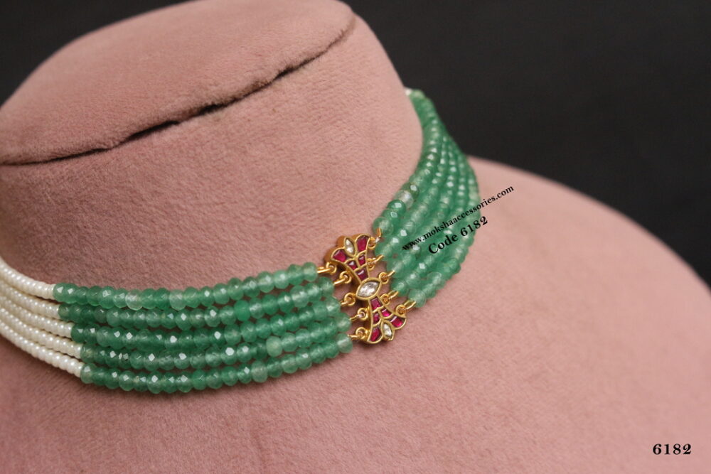 Jadaukundan pendant with emerald and pearl chain choker