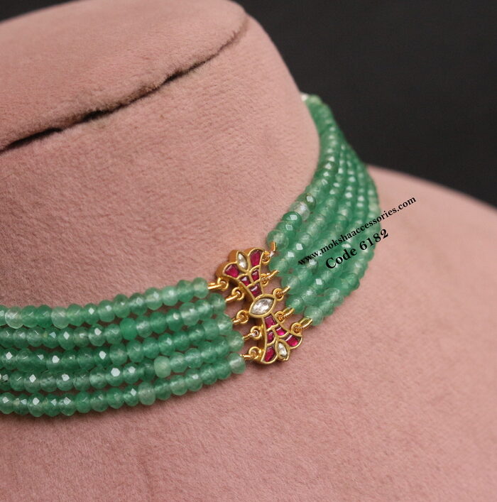 Jadaukundan pendant with emerald and pearl chain choker
