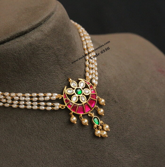 Jadaukundan pendant with rice pearl choker
