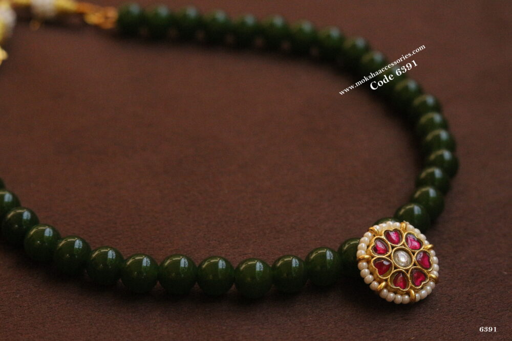 Jadaukundan pendant with agates