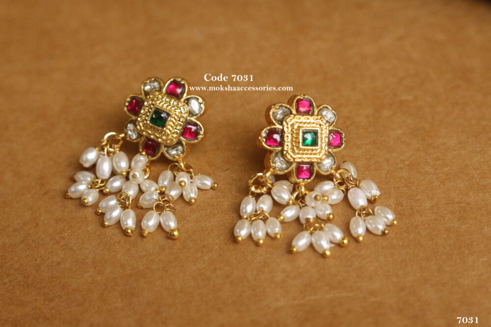 Jadaukundan studs with pearl drops