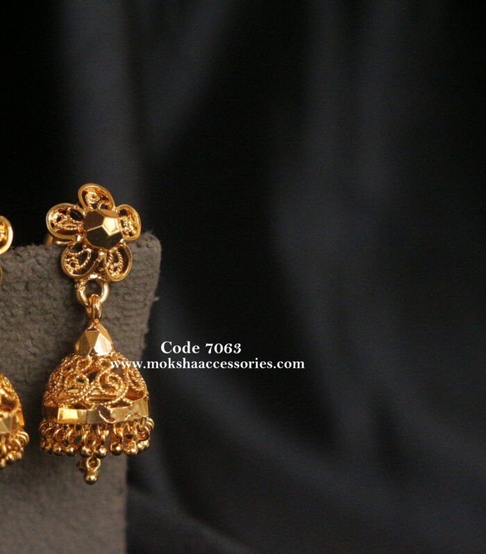 Gold jhumki with back screw