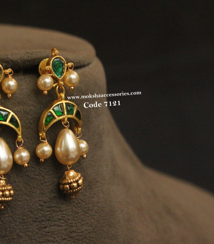 Jadaukundan earrings with pearl drop and gold balls