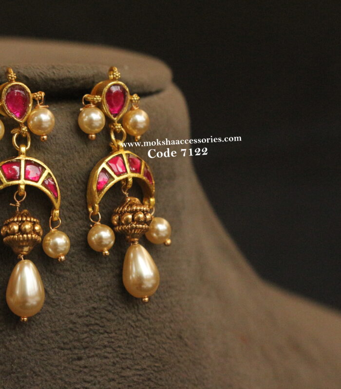 Jadaukundan earrings with pearl drop and gold balls