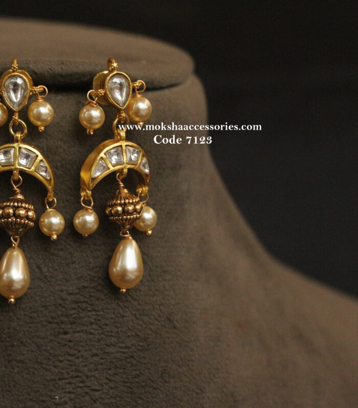 Jadaukundan earrings with pearl drop and gold balls