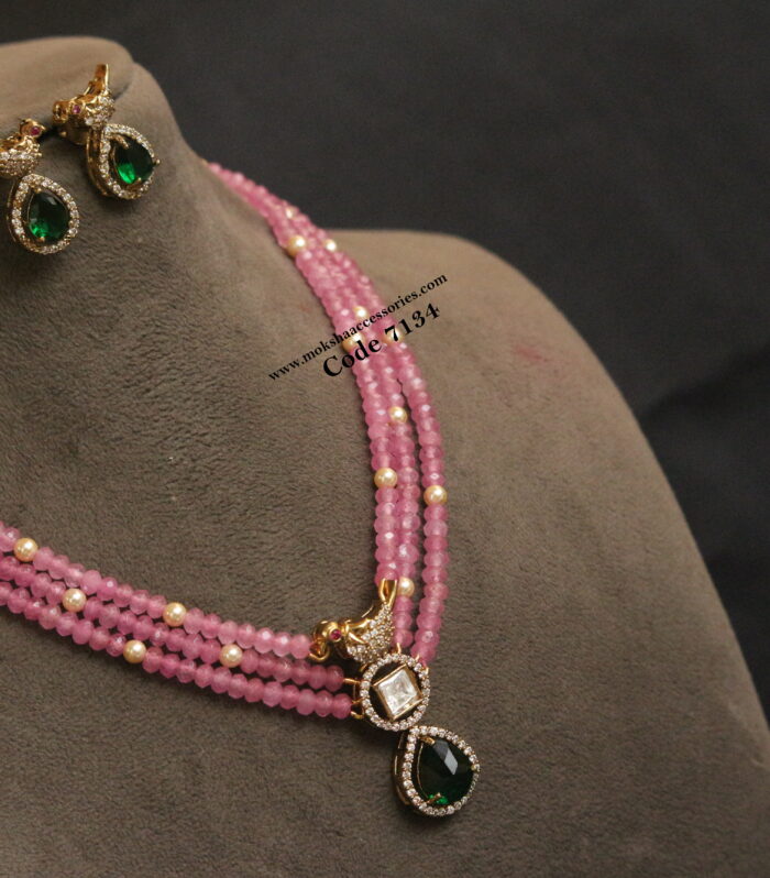 Mozonite and emerlad stone pendant set with pink and sarvoski pearls