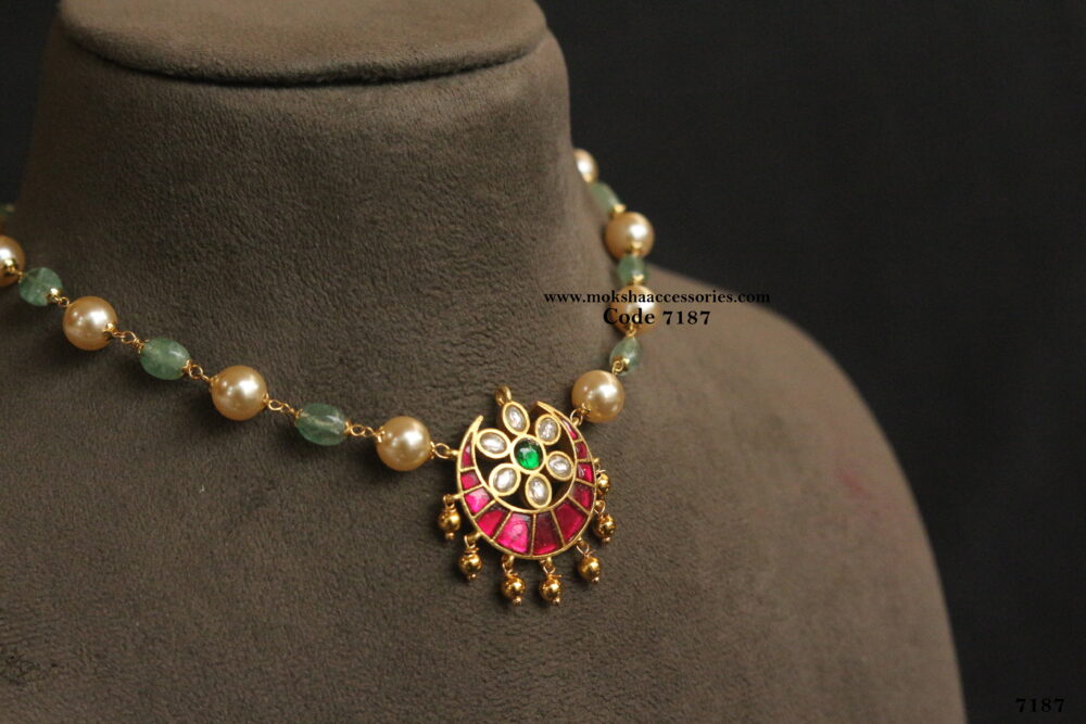 Jadaukundan pendant with emerald and sarvoski pearl choker