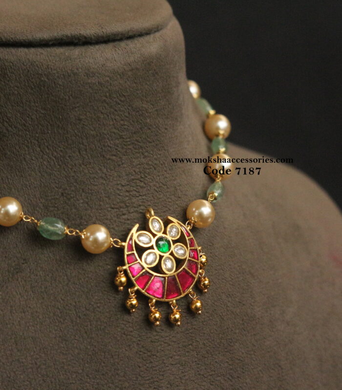 Jadaukundan pendant with emerald and sarvoski pearl choker
