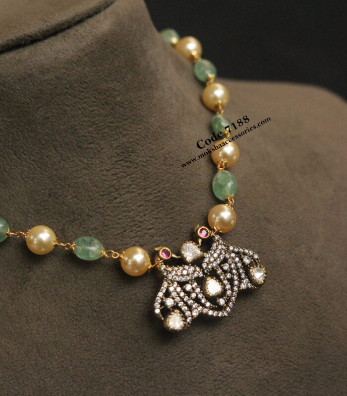 Victorian pendant with emerald and sarvoski pearl choker