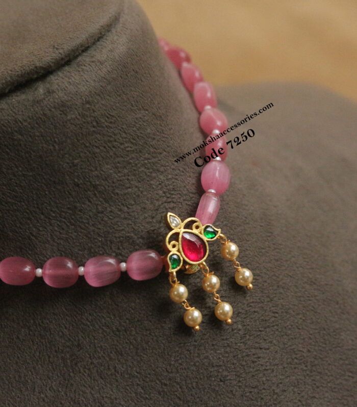 Jadaukundan pendant with monalisa beads