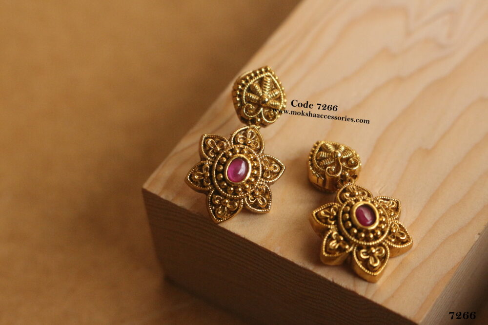 Earrings with pink stone