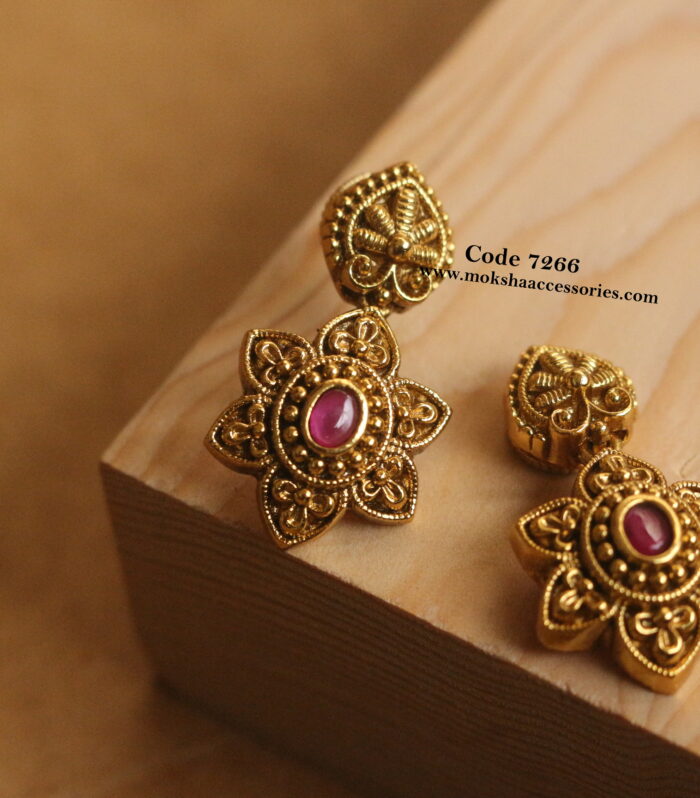 Earrings with pink stone