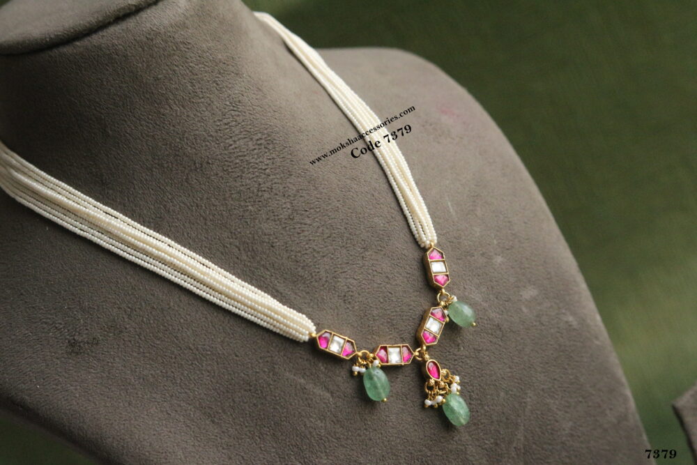 Jadaukundan pendant with pearl chain