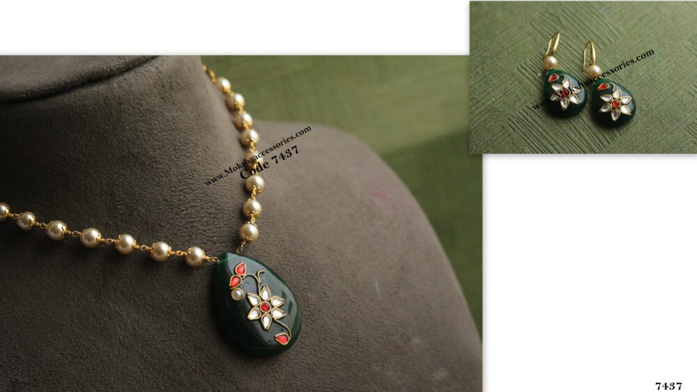 Glass pendant set with pearl chain