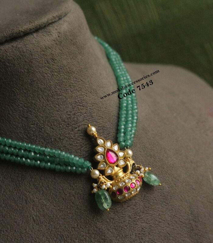 Jadaukundan pendant with emerald beads