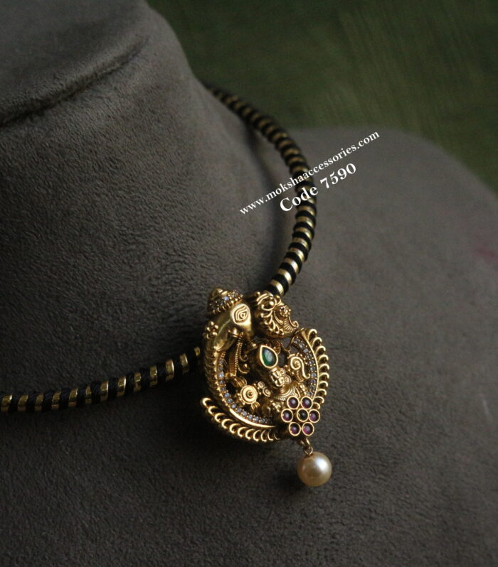 Hasli with gold pendant