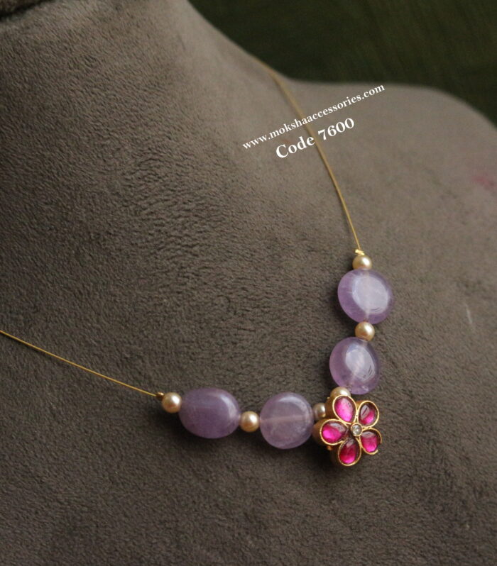 Invisible chain with jadaukundan pendant and natural beads