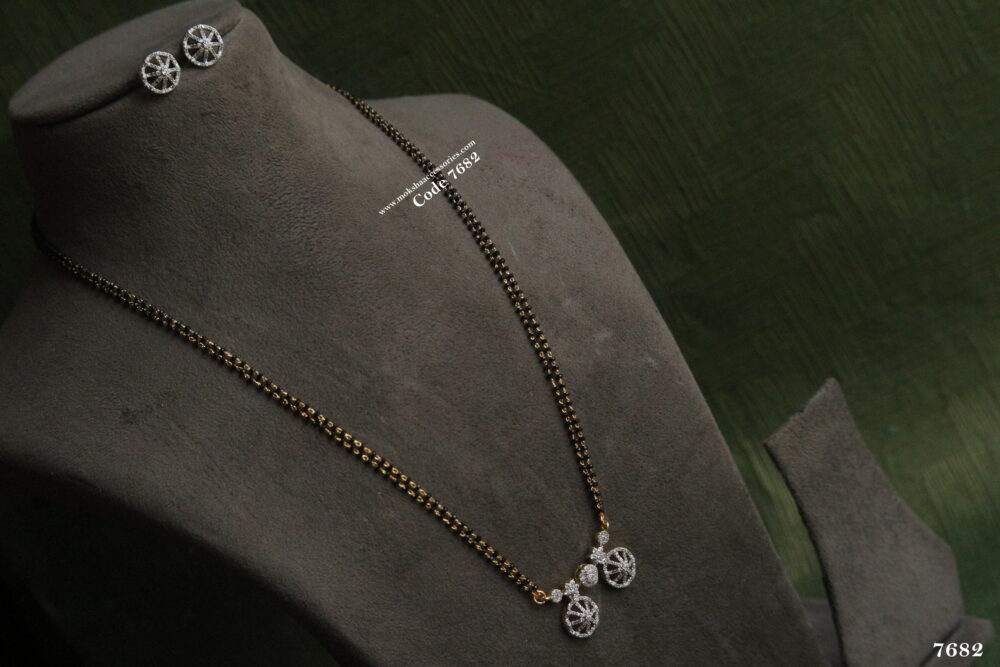 Diamond alike pendant set with black diamonds chain