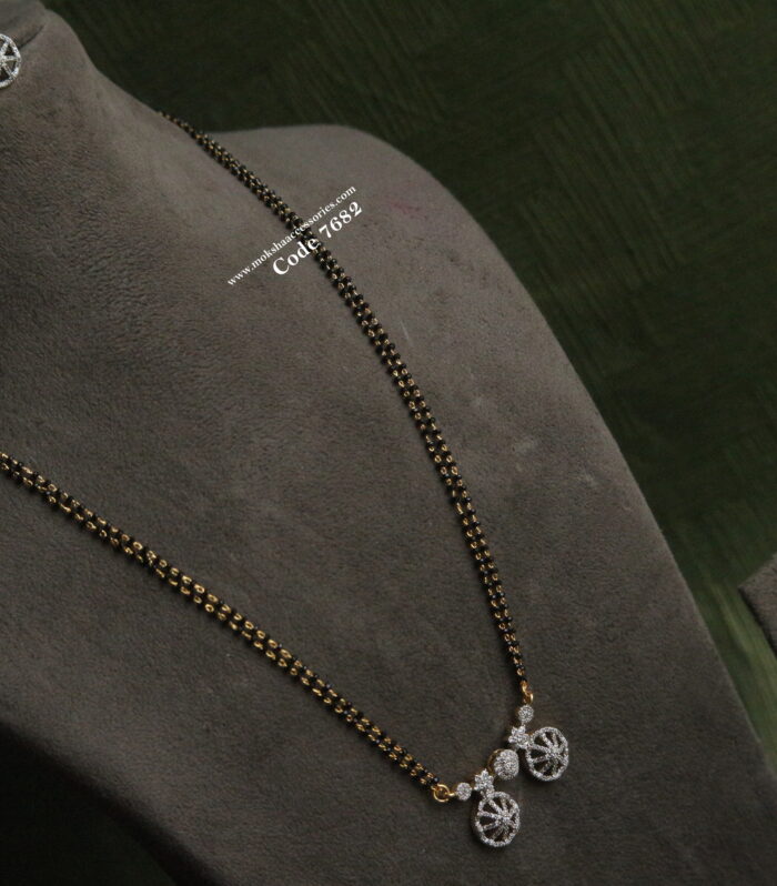 Diamond alike pendant set with black diamonds chain