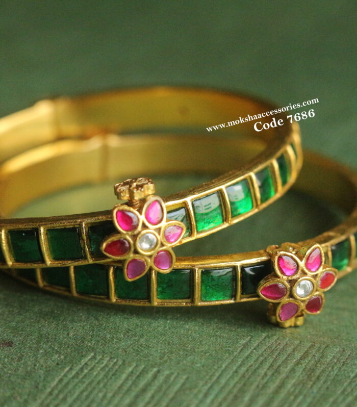 Jadaukundan bangles (available in 2.6 size)