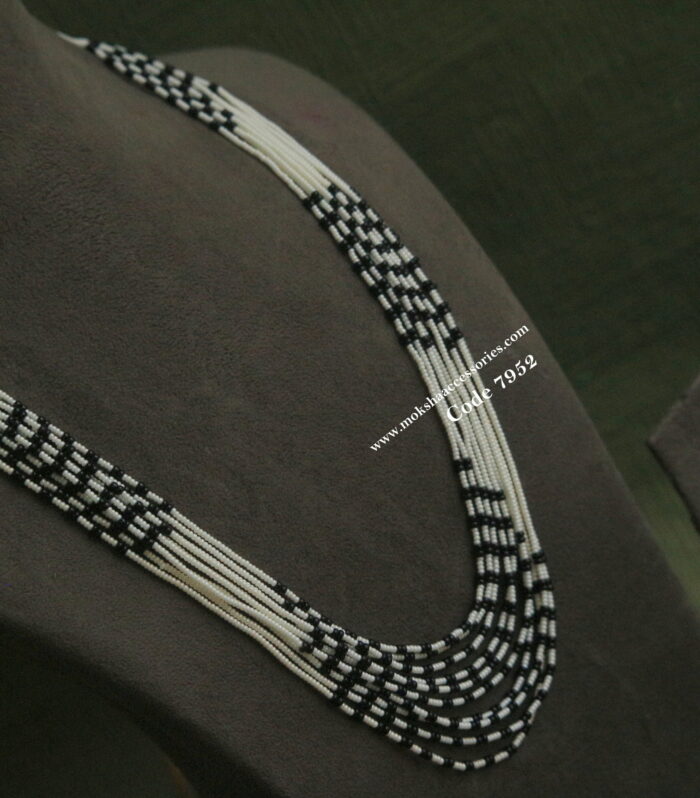Pearl and black beads mala