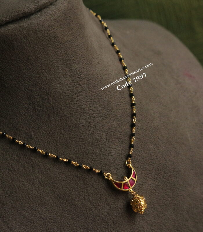 Jadaukundan pendant with gold ball and black beads