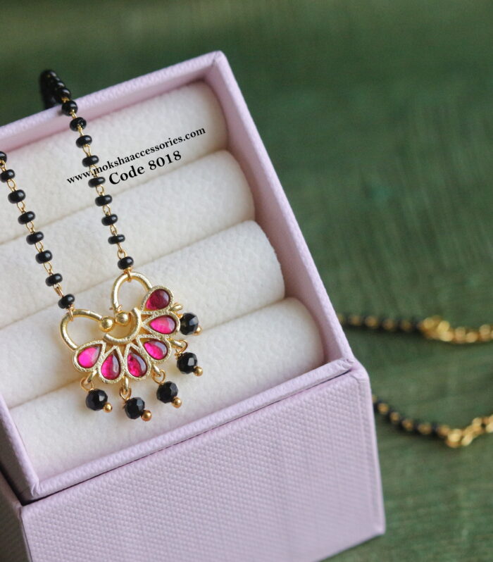 Jadakukundan pendant with black beads