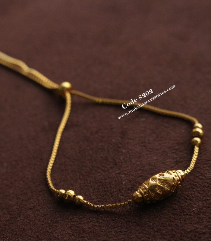 Gold bracelet with auto lock