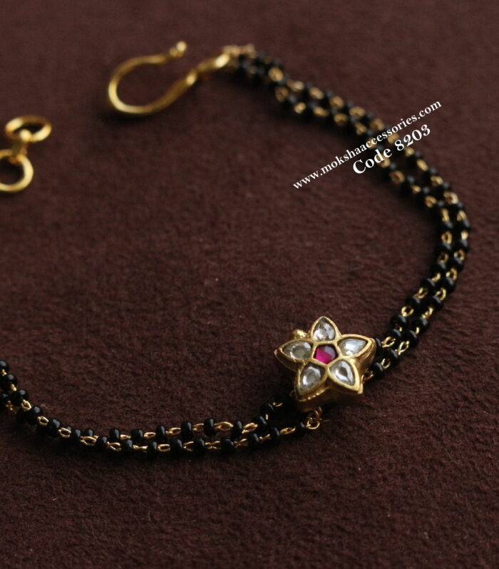 Jadaukundan pendant with black beads bracelet
