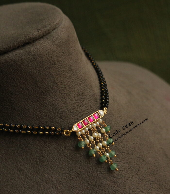 Jadakundan pendant with black beads