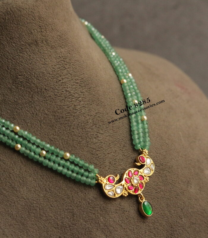 Jadaukundan pendant with emerald and sarvoski pearl mala