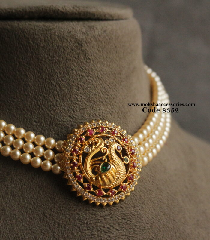 Gold pendant with sarvoski pearls