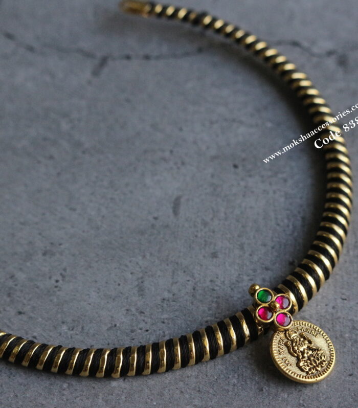 Black and gold hasli with kasu pendant