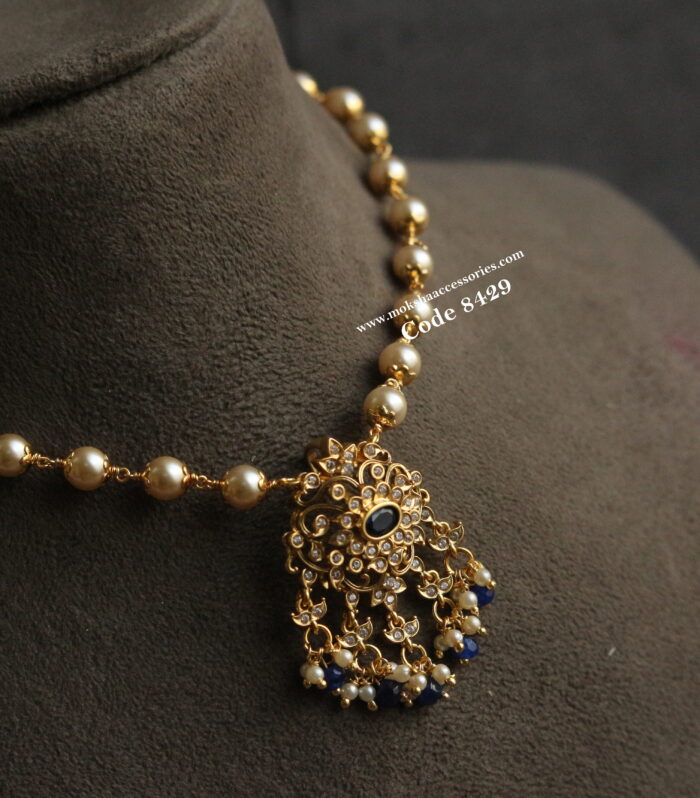 Gold pendant with pearl choker