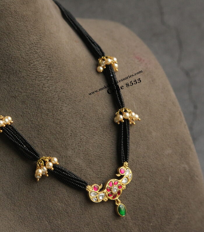 Jadaukundan pendant with black beads and gold caps