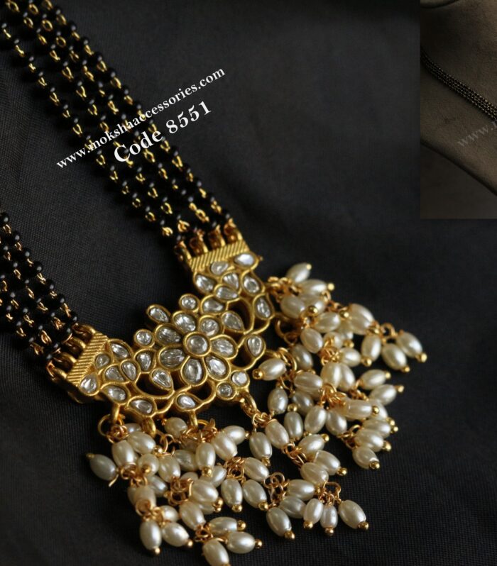Jadaukundan pendant with black beads