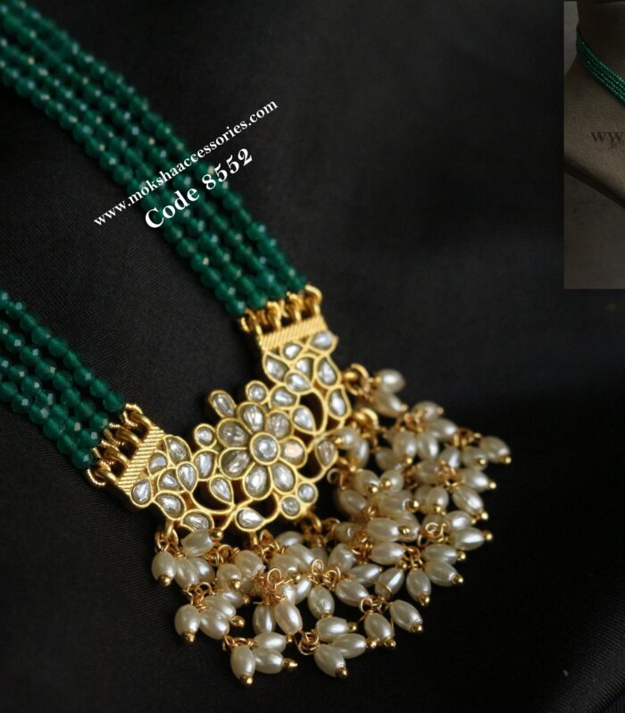 Jadaukundan pendant with emerald beads