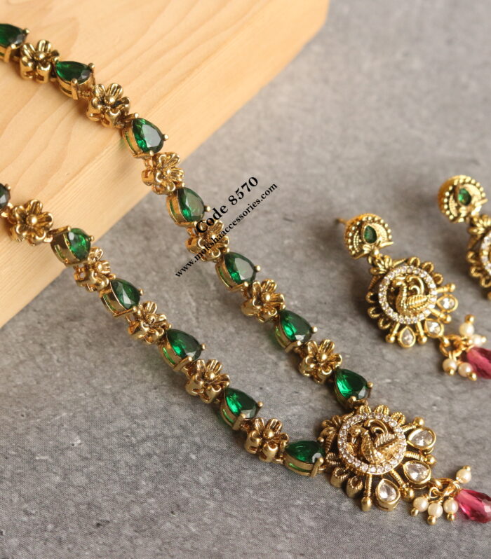 Emerald stone neckset