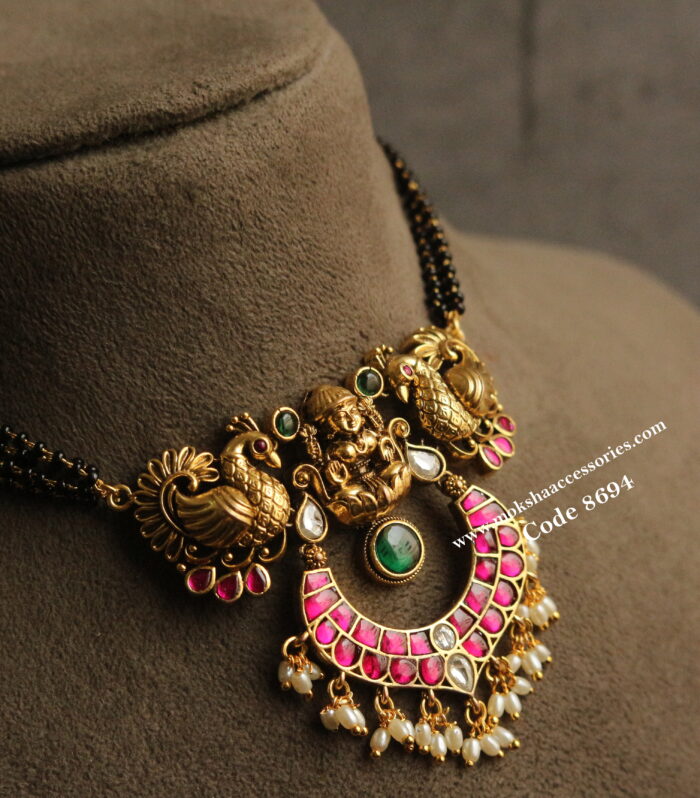 Jadaukundan pendant with black beads
