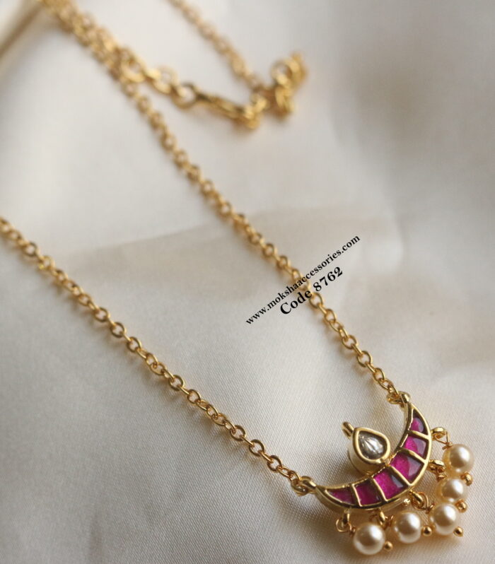 Gold chain with jadaukundan pendant