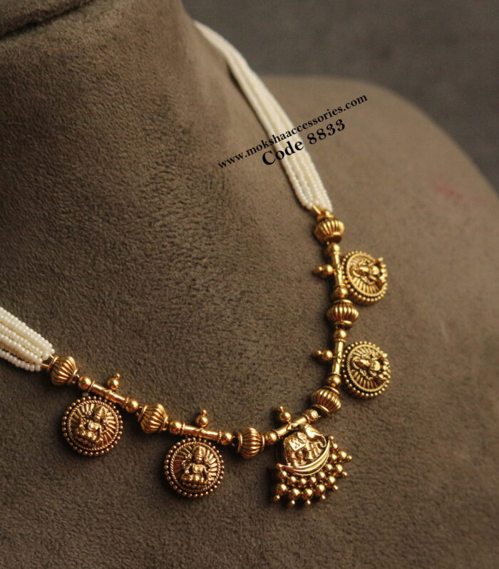 Pearl chain with antique gold pendant