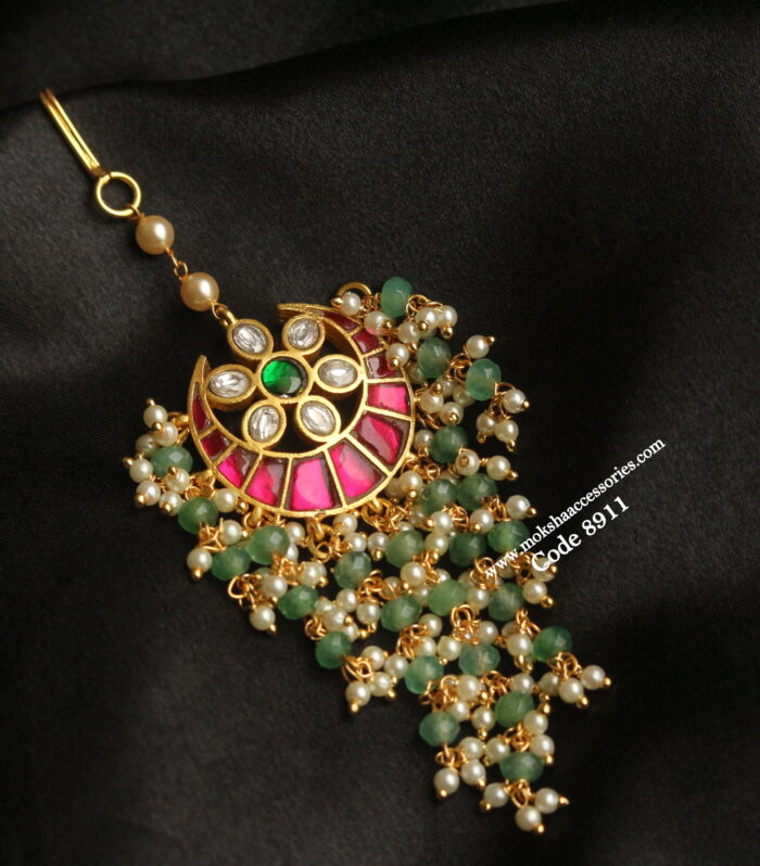 Jadaukundan tika with emerald and pearl drops