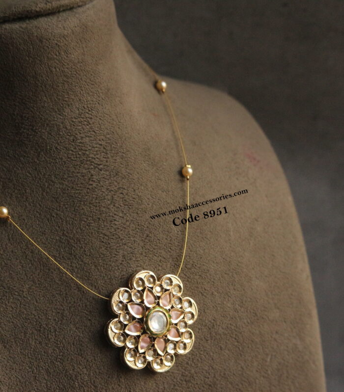 Kundan pendant with invisible chain
