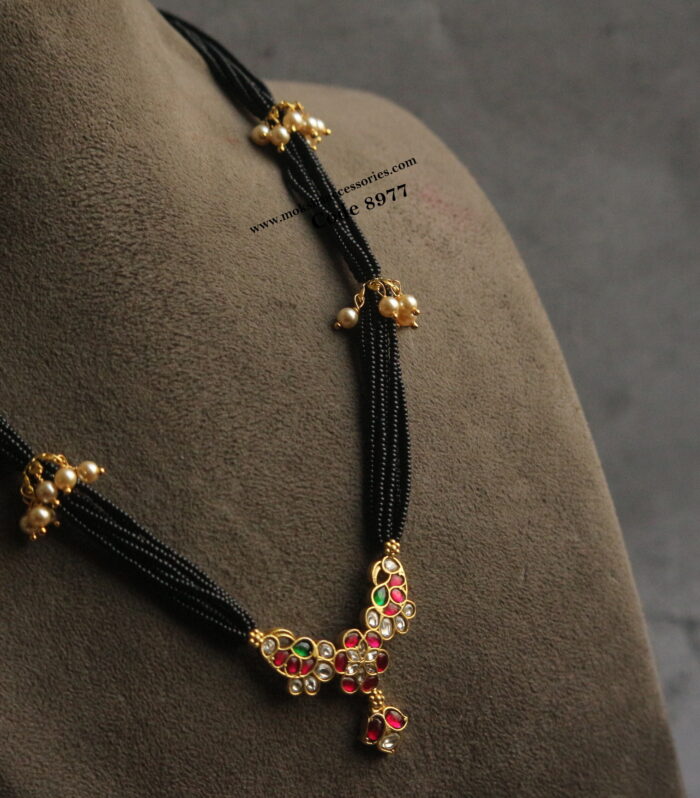 Jadaukundan pendant with black beads and pearl drops