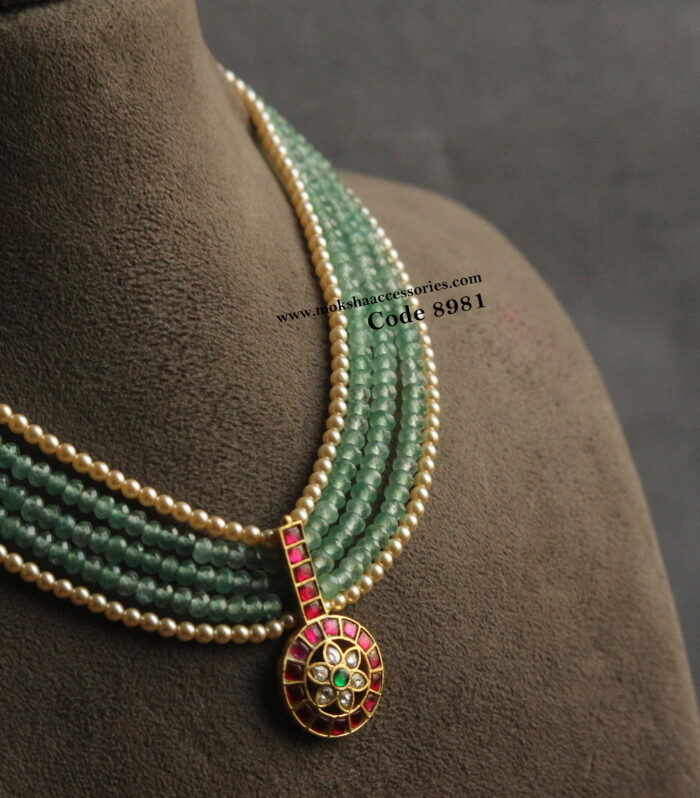 Jadaukundan pendant with emerald beads and sarvoski pearls