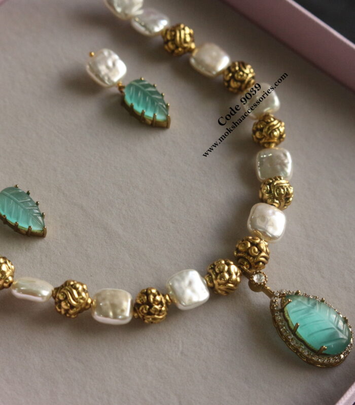 Carving stone pendant set with pearls and antique gold balls