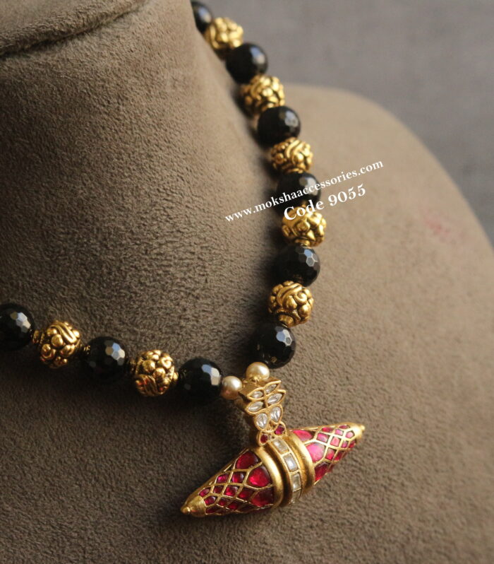Jadaukundan pendant with black beads and nakshi balls