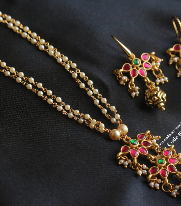 Jadaukundan pendant set with pearl chain
